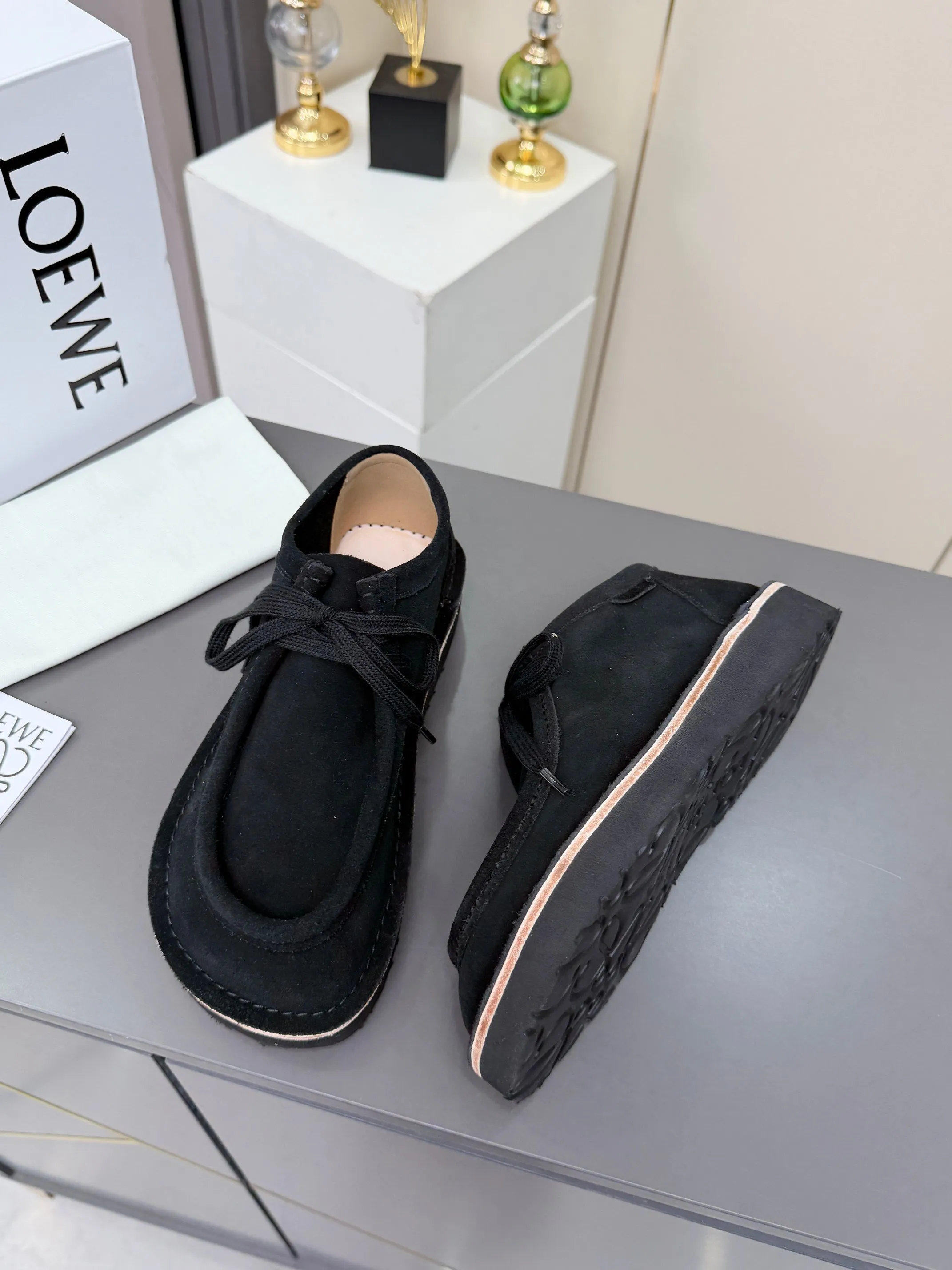 👟👟Ex-factory price 560👟👟 LOEWE·Loewe's latest kangaroo shoes, split cow leather, suede cow leather, thick-soled lace-up casual shoes, lace-up retro British style, from design to texture, allowing you to easily have a high-end luxury wearing experience. The upper is made of imported high-mercerized smooth cow suede. The delicate texture has a natural velvet-like sheen. Every inch exudes low-key sophistication. It is matched with the light-feeling EVA foam outsole. The 3-centimeter heel height is just right. It not only quietly elongates the body shape, but also brings the comfort of walking on the ground! The original version was purchased and developed, and the details are well handled. It is worth owning. It has a unique fashionable and trend-leading style. It is highly recommended to stock up. The shoe style is great, the leather is soft and comfortable, very comfortable on the feet and easy to match. ✦Fabric: imported high mercerized cowhide ✦Lining: no lining ✦Outsole: original EVA foam outsole ✦Number of sizes: women's size: 35#-40# (TT)